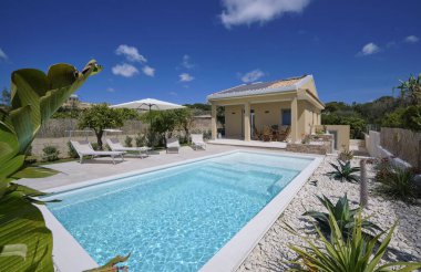 İtalya, Sicilya, Ragusa Eyaleti, kırsal alan; 30 Mart 2023, zarif özel ev, giriş, yüzme havuzu ve bahçe manzarası - EDITORIAL