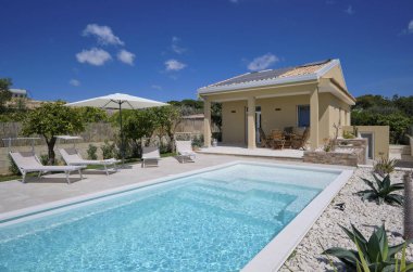 İtalya, Sicilya, Ragusa Eyaleti, kırsal alan; 30 Mart 2023, zarif özel ev, giriş, yüzme havuzu ve bahçe manzarası - EDITORIAL