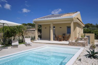 İtalya, Sicilya, Ragusa Eyaleti, kırsal alan; 30 Mart 2023, zarif özel ev, giriş, yüzme havuzu ve bahçe manzarası - EDITORIAL