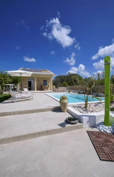 İtalya, Sicilya, Ragusa Eyaleti, kırsal alan; 30 Mart 2023, zarif özel ev, giriş, yüzme havuzu ve bahçe manzarası - EDITORIAL