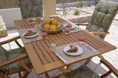 İtalya, Sicilya, Ragusa Eyaleti, kırsal kesim; 30 Mart 2023, zarif özel ev, girişte kahvaltı masası ve bahçe - EDITORIAL