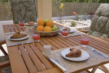 İtalya, Sicilya, Ragusa Eyaleti, kırsal kesim; 30 Mart 2023, zarif özel ev, girişte kahvaltı masası ve bahçe - EDITORIAL