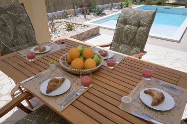 İtalya, Sicilya, Ragusa Eyaleti, kırsal kesim; 30 Mart 2023, zarif özel ev, girişte kahvaltı masası ve bahçe - EDITORIAL