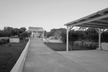 İtalya, Sicilya, Ragusa Eyaleti, kırsal kesim; 30 Mart 2023, zarif özel ev, yüzme havuzu manzarası ve gün batımında bahçe - EDITORIAL