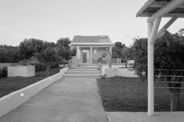 İtalya, Sicilya, Ragusa Eyaleti, kırsal kesim; 30 Mart 2023, zarif özel ev, yüzme havuzu manzarası ve gün batımında bahçe - EDITORIAL