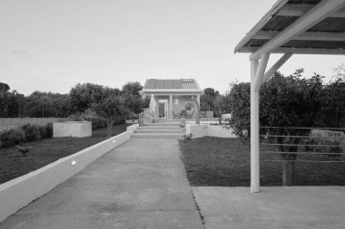 İtalya, Sicilya, Ragusa Eyaleti, kırsal kesim; 30 Mart 2023, zarif özel ev, yüzme havuzu manzarası ve gün batımında bahçe - EDITORIAL