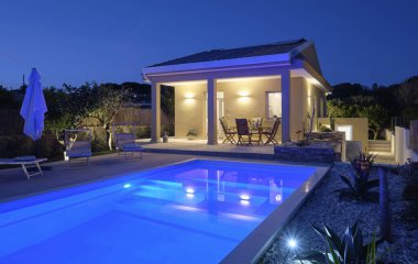 İtalya, Sicilya, Ragusa Eyaleti, kırsal kesim; 30 Mart 2023, zarif özel ev, yüzme havuzu manzarası ve gün batımında bahçe - EDITORIAL