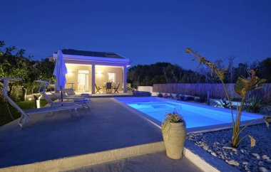 İtalya, Sicilya, Ragusa Eyaleti, kırsal kesim; 30 Mart 2023, zarif özel ev, yüzme havuzu manzarası ve gün batımında bahçe - EDITORIAL