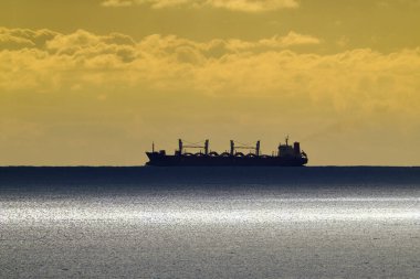 İtalya, Sicilya, Akdeniz, Sicilya Kanalı 'ndaki bir kargo gemisi manzarası.