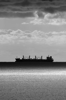 İtalya, Sicilya, Akdeniz, Sicilya Kanalı 'ndaki bir kargo gemisi manzarası.