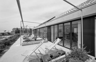 İtalya, Sicilya, Ragusa Eyaleti, kırsal alan; 13 Nisan 2023, zarif bir çiftlik, bahçe manzarası ve tatil beldesi - EDITORIAL