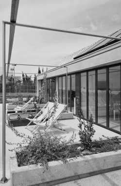 İtalya, Sicilya, Ragusa Eyaleti, kırsal alan; 13 Nisan 2023, zarif bir çiftlik, bahçe manzarası ve tatil beldesi - EDITORIAL