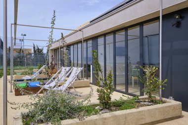 İtalya, Sicilya, Ragusa Eyaleti, kırsal alan; 13 Nisan 2023, zarif bir çiftlik, bahçe manzarası ve tatil beldesi - EDITORIAL