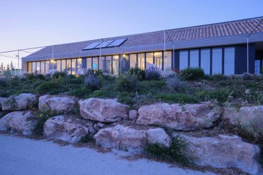 İtalya, Sicilya, Ragusa Eyaleti, kırsal kesim; 14 Nisan 2023, zarif bir çiftlik beldesi, gün batımında tatil beldesi manzarası - EDITORIAL