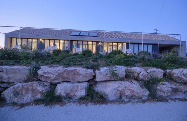 İtalya, Sicilya, Ragusa Eyaleti, kırsal kesim; 14 Nisan 2023, zarif bir çiftlik beldesi, gün batımında tatil beldesi manzarası - EDITORIAL