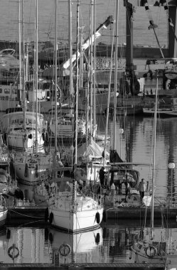 İtalya, Sicilya, Akdeniz, Marina di Ragusa (Ragusa ili); 17 Ocak 2024, limanda lüks yatlar - EDITORIAL