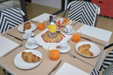 İtalya, Sicilya, Ragusa Eyaleti, kırsal kesim; 14 Nisan 2023, şık bir çiftlik beldesi, mutfakta servis edilen kahvaltı - EDITORIAL