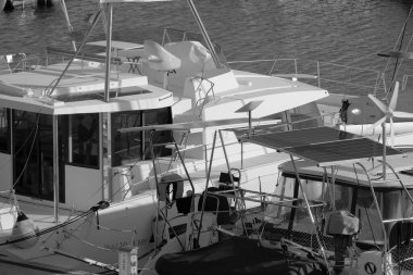 İtalya, Sicilya, Akdeniz, Marina di Ragusa (Ragusa Eyaleti); 18 Ocak 2024, limanda katamaran yelkenli tekneleri - EDITORIAL