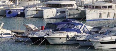 İtalya, Sicilya, Akdeniz, Marina di Ragusa (Ragusa ili); 18 Ocak 2024, limanda lüks yatlar - EDITORIAL