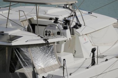 İtalya, Sicilya, Akdeniz, Marina di Ragusa (Ragusa Eyaleti); 19 Ocak 2024, limanda katamaran yelkenli teknesi - EDITORIAL