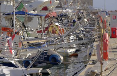 İtalya, Sicilya, Akdeniz, Marina di Ragusa (Ragusa Eyaleti); limanda lüks yatlar 