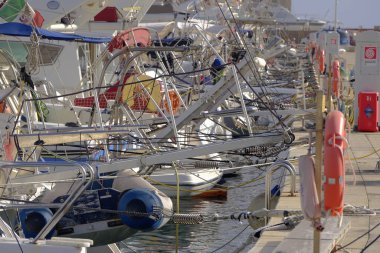 İtalya, Sicilya, Akdeniz, Marina di Ragusa (Ragusa Eyaleti); limanda lüks yatlar 