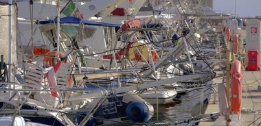 İtalya, Sicilya, Akdeniz, Marina di Ragusa (Ragusa Eyaleti); limanda lüks yatlar 