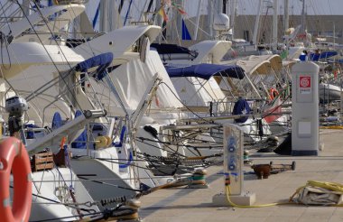 İtalya, Sicilya, Akdeniz, Marina di Ragusa (Ragusa ili); 20 Ocak 2024, limanda lüks yatlar - EDITORIAL