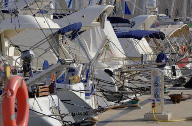 İtalya, Sicilya, Akdeniz, Marina di Ragusa (Ragusa ili); 20 Ocak 2024, limanda lüks yatlar - EDITORIAL