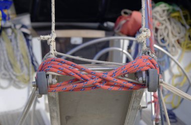 İtalya, Sicilya, Marina di Ragusa (Ragusa Eyaleti), limandaki bir yelkenli teknesinin merdiveni üzerinde deniz ipleri.