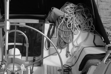 İtalya, Sicilya, Marina di Ragusa (Ragusa Eyaleti), limandaki bir yelkenli teknesinin deniz ipleri.