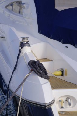 İtalya, Sicilya, Akdeniz, Marina di Ragusa (Ragusa Eyaleti); limandaki lüks bir yatta vinç ve deniz ipleri. 