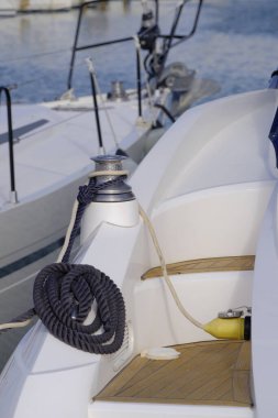 İtalya, Sicilya, Akdeniz, Marina di Ragusa (Ragusa Eyaleti); limandaki lüks bir yatta vinç ve deniz ipleri. 