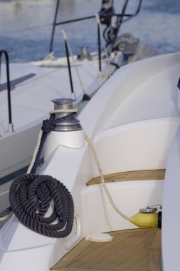 İtalya, Sicilya, Akdeniz, Marina di Ragusa (Ragusa Eyaleti); limandaki lüks bir yatta vinç ve deniz ipleri. 