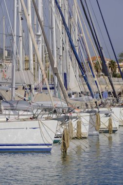 İtalya, Sicilya, Akdeniz, Marina di Ragusa (Ragusa Eyaleti); 20 Ocak 2024, limanda yelkenli tekneleri - EDITORIAL