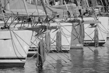 İtalya, Sicilya, Akdeniz, Marina di Ragusa (Ragusa Eyaleti); 20 Ocak 2024, limanda yelkenli tekneleri - EDITORIAL