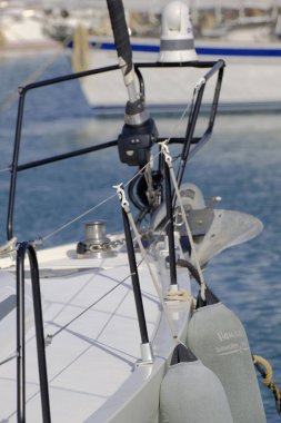 İtalya, Sicilya, Akdeniz, Marina di Ragusa (Ragusa Eyaleti); 20 Ocak 2024, limanda yelkenli teknesi - EDITORIAL