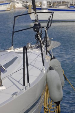 İtalya, Sicilya, Akdeniz, Marina di Ragusa (Ragusa Eyaleti); 20 Ocak 2024, limanda yelkenli teknesi - EDITORIAL