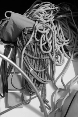 İtalya, Sicilya, Marina di Ragusa (Ragusa Eyaleti), limandaki bir yelkenli teknesinin deniz ipleri.