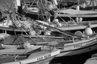 İtalya, Sicilya, Akdeniz, Marina di Ragusa (Ragusa Eyaleti); limanda yerel ahşap balıkçı tekneleri 