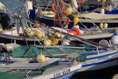İtalya, Sicilya, Akdeniz, Marina di Ragusa (Ragusa Eyaleti); limanda yerel ahşap balıkçı tekneleri 