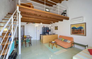 İtalya, Sicilya, Ragusa Eyaleti, kırsal kesim; 13 Nisan 2023, şık bir çiftlik evi, mutfağı olan oturma odası - EDITORIAL