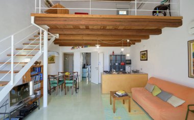 İtalya, Sicilya, Ragusa Eyaleti, kırsal kesim; 13 Nisan 2023, şık bir çiftlik evi, mutfağı olan oturma odası - EDITORIAL