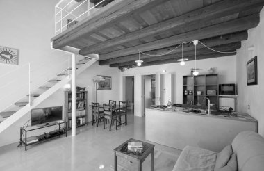 İtalya, Sicilya, Ragusa Eyaleti, kırsal kesim; 13 Nisan 2023, şık bir çiftlik evi, mutfağı olan oturma odası - EDITORIAL