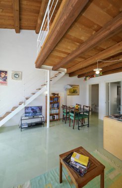 İtalya, Sicilya, Ragusa Eyaleti, kırsal kesim; 13 Nisan 2023, şık bir çiftlik evi, mutfağı olan oturma odası - EDITORIAL