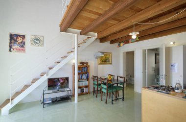 İtalya, Sicilya, Ragusa Eyaleti, kırsal kesim; 13 Nisan 2023, şık bir çiftlik evi, mutfağı olan oturma odası - EDITORIAL