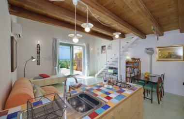 İtalya, Sicilya, Ragusa Eyaleti, kırsal kesim; 13 Nisan 2023, şık bir çiftlik evi, mutfağı olan oturma odası - EDITORIAL