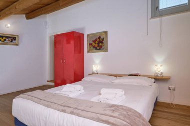 İtalya, Sicilya, Ragusa Eyaleti, kırsal bölge; 13 Nisan 2023, zarif çiftlik merkezi, yatak odası - EDITORIAL