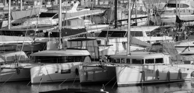 İtalya, Sicilya, Akdeniz, Marina di Ragusa (Ragusa ili); 26 Ocak 2024, limanda lüks yatlar - EDITORIAL