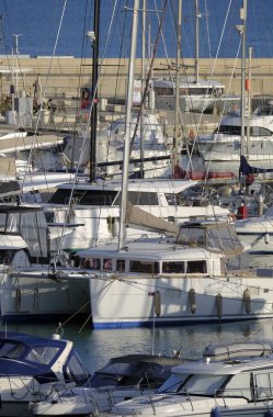 İtalya, Sicilya, Akdeniz, Marina di Ragusa (Ragusa ili); 26 Ocak 2024, limanda lüks yatlar - EDITORIAL